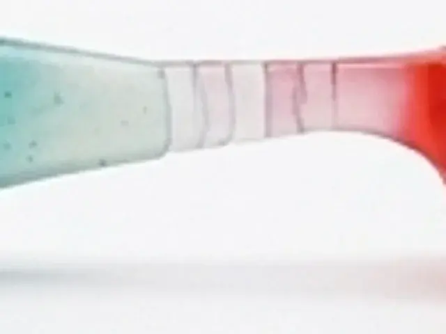 Gros plan sur la queue articulée et striée, coloris Bleu.