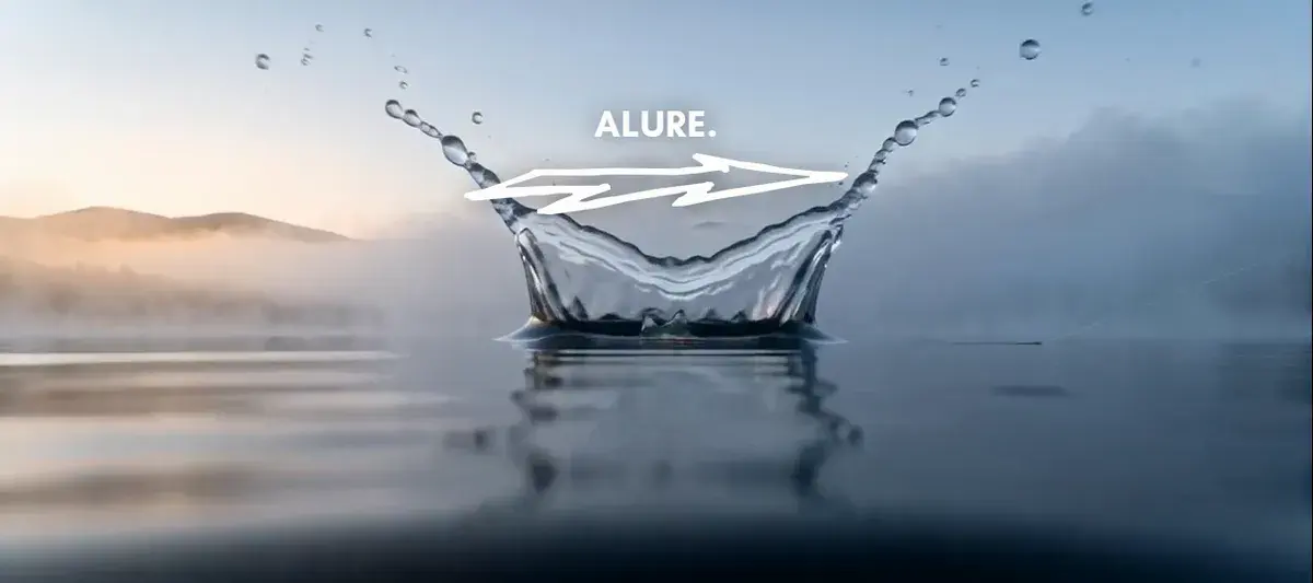 Éclaboussure à la surface d’un lac au lever du jour, sous le logo Alure.