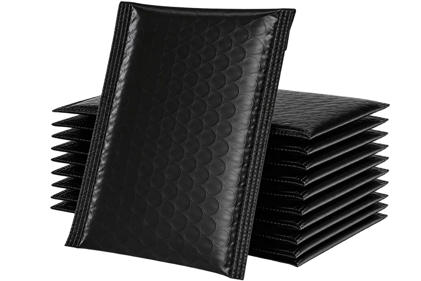 Une pile d'enveloppes matelassées noires.