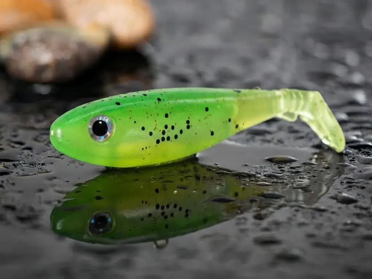 Le leurre Alure, coloris Vert, posé sur une ardoise mouillée.